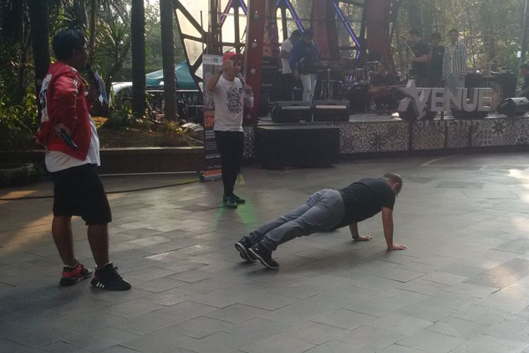 Sogi Indra Dhuaja melakukan push up di acara Lambe Peduli Charity Concert for Lombok di Lippo Mall Kemang, Jakarta Selatan, Kamis (30/8/2018).