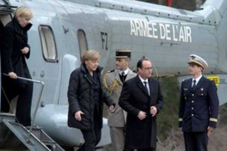 Kanselir Jerman Angela Merkel, terlihat turun dari pesawat bersama Presiden Prancis Francois Hollande untuk mengunjungi lokasi kecelakaan pesawat Germanwings di pegunungan Alpen,Prancis.
