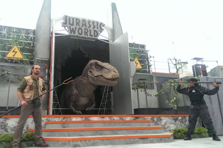 Mulai 2 Juni hingga 22 Agustus, Universal Studios Singapore, Resort World Sentosa, menghadirkan Jurassic World: Explore and Roar!. Di sini pengunjung bisa menikmati pertunjukan aksi live yang baru, augmented reality, dan program pelatihan raptor interaktif.