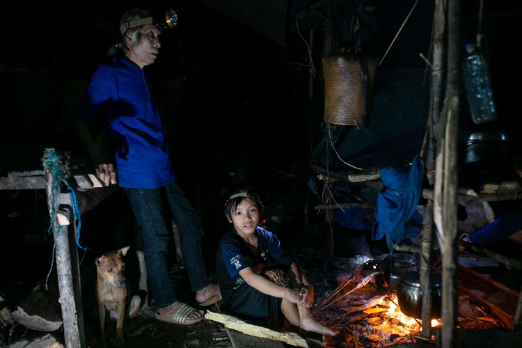 Suku Punan Batu memasak makanan di hunian sementara di tepi Sungai Sajau, Kecamatan Tanjung Palas Timur, Kabupaten Bulungan, Kalimantan Utara, Selasa (30/5/2023). Suku Punan Batu menjadi suku terakhir di Kalimantan yang masih berburu dan meramu serta hidup berpindah-pindah tempat tinggal. Pemerintah Kabupaten Bulungan memberikan surat keputusan pengakuan Suku Punan Batu sebagai Masyarakat Hukum Adat.