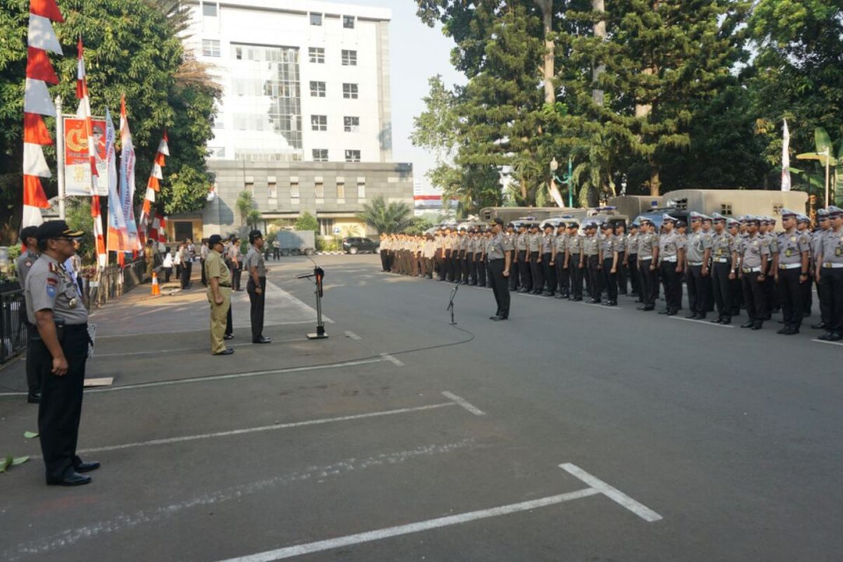 Kapolda Metro Jaya Irjen Idham Azis saat memimpin apel operasi pasar di Mapolda Metro Jaya, Senin (21/8/2017).