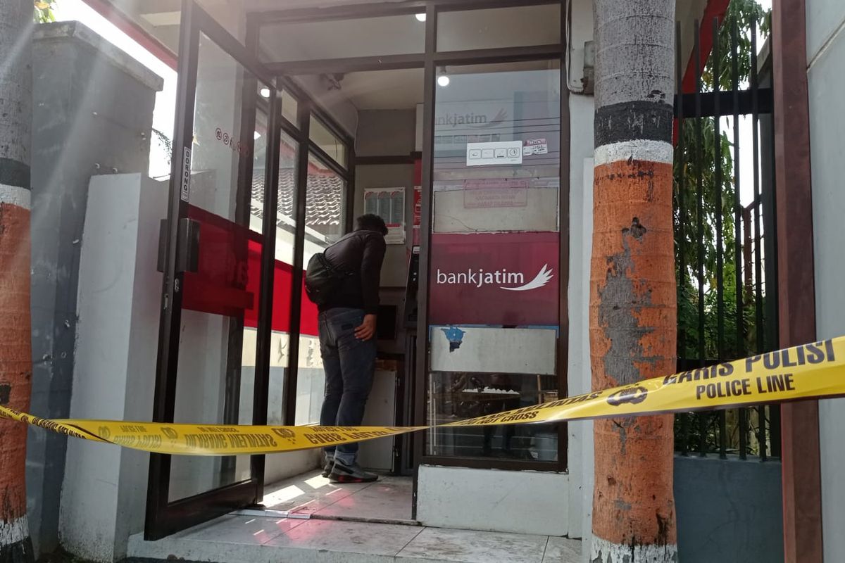 BOBOL—Kawanan pelaku membobol ATM milik Bank Jatim di Desa Tiron, Kecamatan Madiun, Kabupaten Madiun, Jawa Timur, Minggu (11/9/2022). 