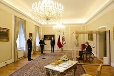 Usai Positif Covid-19, Presiden Ceko Lantik Pejabat Tinggi Negara dari Balik Kotak Kaca