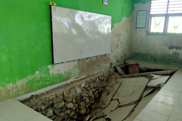 Lantai bangunan MTs Bahrul Ulum ambruk akibat gerusan air laut. Hingga saat ini belum ada upaya perbaikan dari pemerintah, siswa kelas 8 yang menempati ruang belajar ini digabung ke kelas 9.