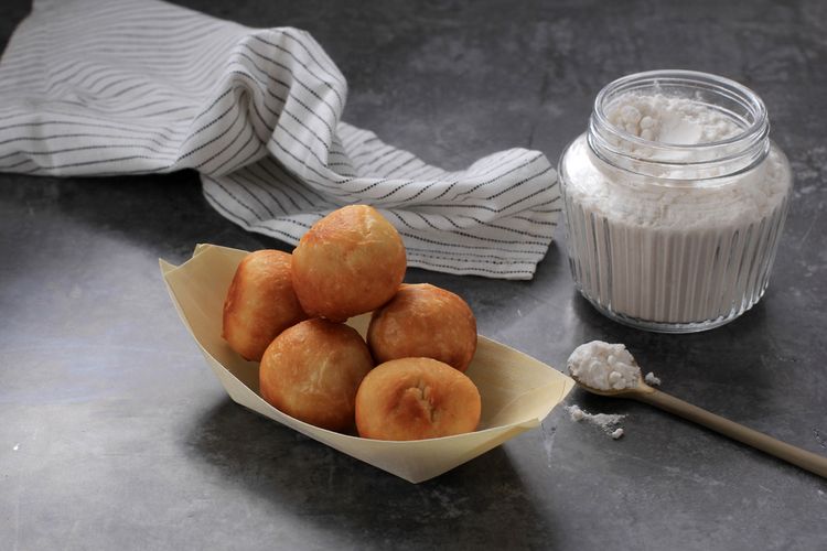 Ilustrasi donat goreng pisang dari pisang hampir busuk. 