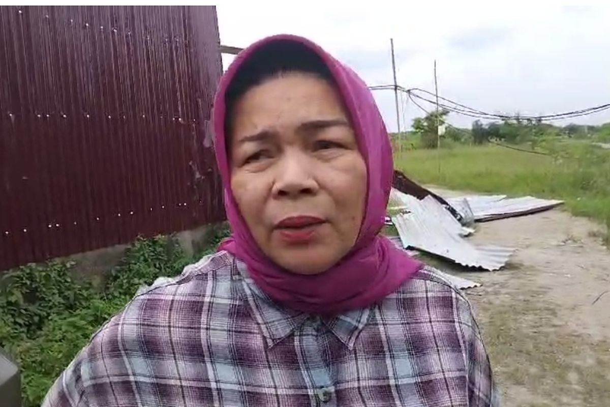 Kepala Dinas Lingkungan Hidup dan Kehutanan, Yuliani Siregar saat menjawab pertanyaan wartawan di Desa Rugemuk, Kecamatan Pantai Labu, Deli Serdang, Minggu (23/2/2025)