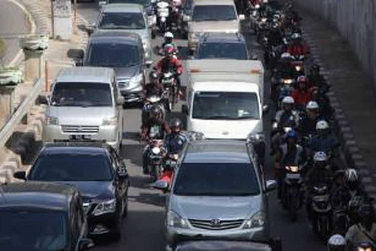 Pengendara sepeda motor memadati Jalan KH Mas Mansyur, Tanah Abang, Jakarta Pusat, Rabu (17/12/2014). Di hari pertama uji coba pembatasan sepeda motor sepanjang Jalan Thamrin-Medan Merdeka Barat, masih terdapat sejumlah pengendara yang belum mengetahui aturan tersebut. KOMPAS/LUCKY PRANSISKA 