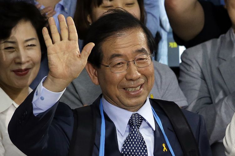Dalam foto yang dirilis 5 Juni 2014, nampak Park Won-soon, yang kala itu kandidat Wali Kota Seoul dari Aliansi Politik Baru untuk Demokratik ketika merayakan kemenangan dalam pemilihan wali kota. Pada 9 Juli 2020, Park dilaporkan menghilang setelah memberikan pesan kepada putrinya.(AP PHOTO/Lee Jin-man)