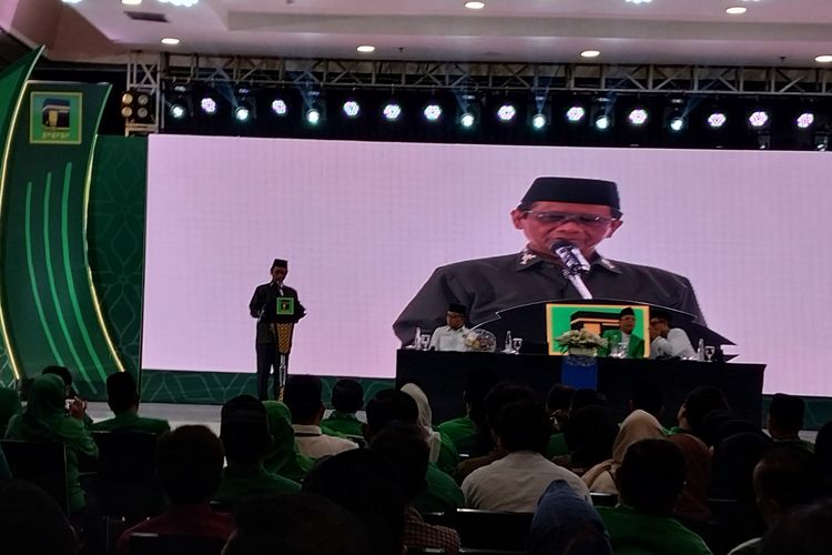 Menteri Koordinator Bidang Politik, Hukum dan Keamanan (Menko Polhukam) Mahfud MD saat menyampaikan pidato politik pada acara Bimtek DPRD PPP, Mercure Convention Center Ancol, Jakarta Utara, Sabtu (21/10/2023)  