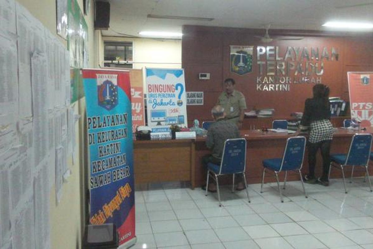 Suasana di ruang Pelayanan Terpadu Satu Pintu (PTSP) di Kantor Lurah Kartini yang berlokasi di Jalan VIII Dalam, Sawah Besar, Jakarta Pusat, Selasa (26/1/2016)