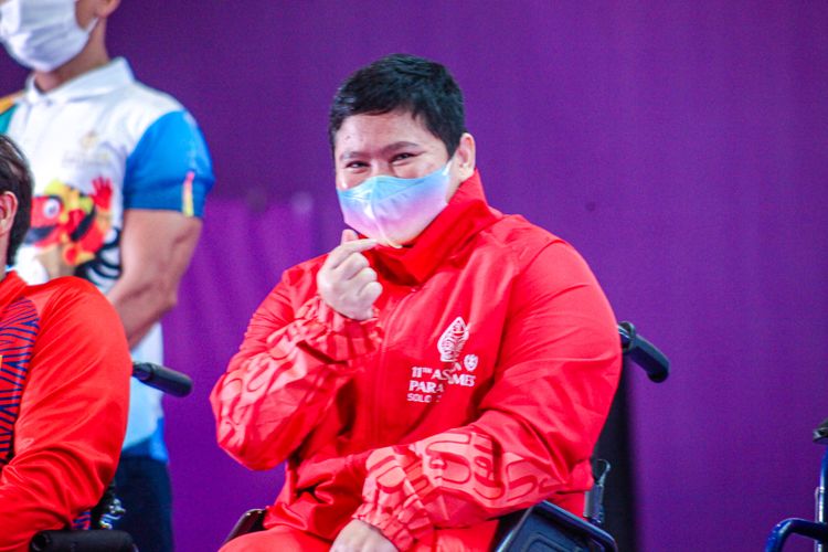 Atlet para angkat besi Indonesia, Rani Puji Astuti, tampil pada ajang ASEAN Para Games 2022 di Solo Paragon, Senin (1/8/2022) siang WIB.