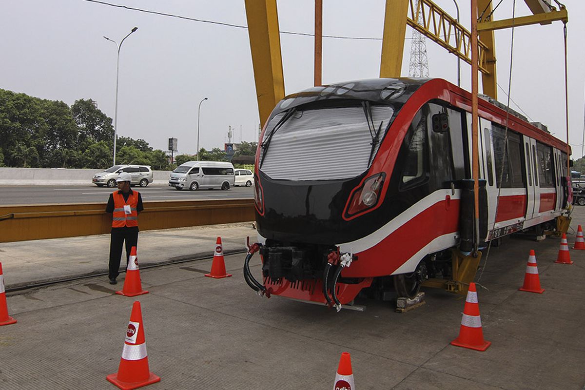 Karyawan mengawasi kepala gerbong kereta layang ringan atau LRT yang akan diangkat secara perdana ke atas rel di Stasiun Harjamukti, Depok, Jawa Barat, Minggu (13/10/2019). Progres pembangunan proyek LRT Jabodebek lintas pelayanan 1 Cibubur-Cawang telah mencapai 85,7 persen dan satu rangkaian gerbong LRT telah diangkat dan diparkir di Depo Stasiun Harjamukti.