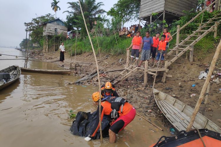 Evakuasi Wilson ABK Kapal yang terpeleset dan tenggelam di Sungai Batanghari. Korban meninggal atas nama Wilson ditemukan tiga hari setelah pencarian pada Rabu (8/2/2023). Dokumentasi Basarnas Jambi 
