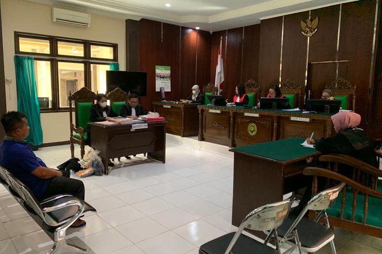 Seorang sekretaris desa di Kabupaten Sambas, Kalimantan Barat (Kalbar) berinisial MN menjadi terdakwa dalam perkara jual jeli sebanyak 37 kilogram sisik trenggiling dan terancam penjara 5 tahun. 