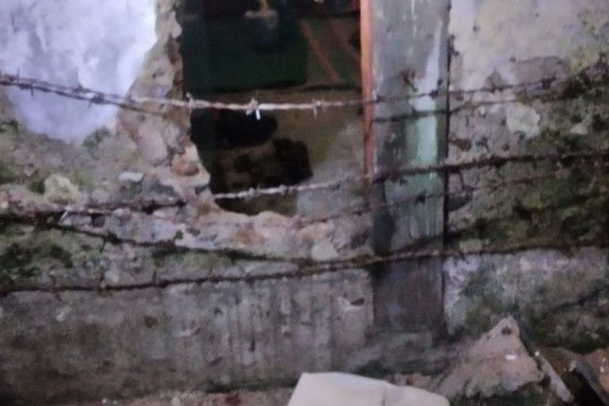 Dinding sel Rumah Tahanan Negara (Rutan) Kelas II B Sipirok, Kabupaten Tapanuli Selatan, Sumut dibobol dan tujuh tahanan dan narapidana melarikan diri. 