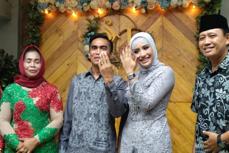 Aktris Shinta Bachir bersama Idham Masse ditemani pihak keluarga usai prosesi lamaran di kawasan Bambu Apus, Jakarta Timur, Sabtu (8/9/2018). 