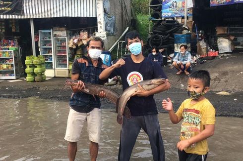 Bertahun-tahun Jalan Rusak Tak Diperbaiki, Warga Protes dan Menjadikannya Kolam Lele