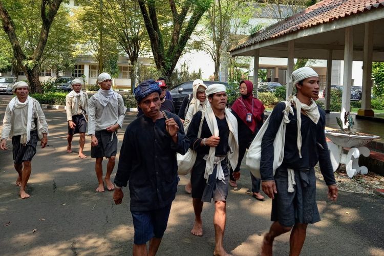 Sejumlah warga Baduy Dalam menjalankan prosesi Seba Baduy dengan berjalan kaki dari Pemukiman Suku Baduy di Kanekes ke Pendopo Bupati Lebak di Rangkasbitung, Jumat (21/05/2021). (Kompas.com/Acep)