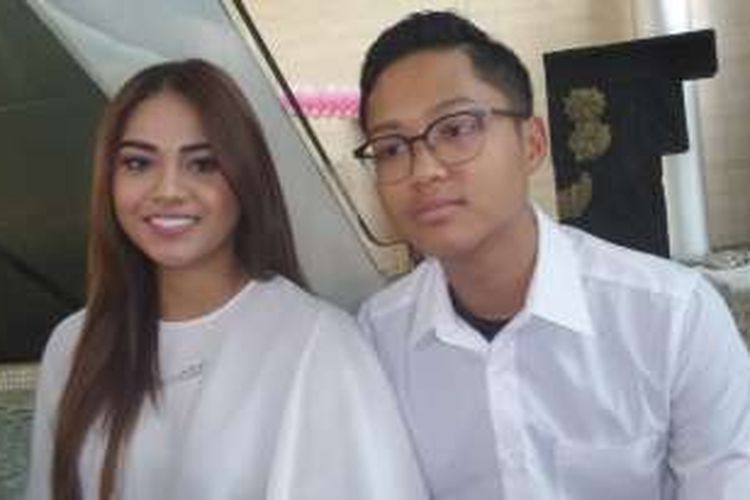 Aurel dan Azriel usai menghadiri ulang tahun Amora Lemos di Hotel Four Season, Jakarta Selatan, Sabtu (10/9/2016).