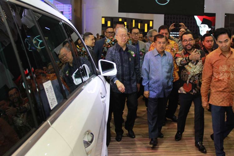 Wakil Presiden Jusuf Kalla (tengah) melakukan peninjauan pameran mobil usai mebuka GAIKINDO Indonesia International Auto Show (GIIAS) ke- 27 tahun 2019 di ICE BSD, Tangerang, Banten, Kamis (18/9/2019). GIIAS 2019 yang akan berlangsung 18 - 28 Juli 2019 tersebut mengusung tema Future In Motion yang diikuti 20 merek kendaraan penumpang, 10 merek kendaraan komersial dan karoseri serta 12 merek sepeda motor.