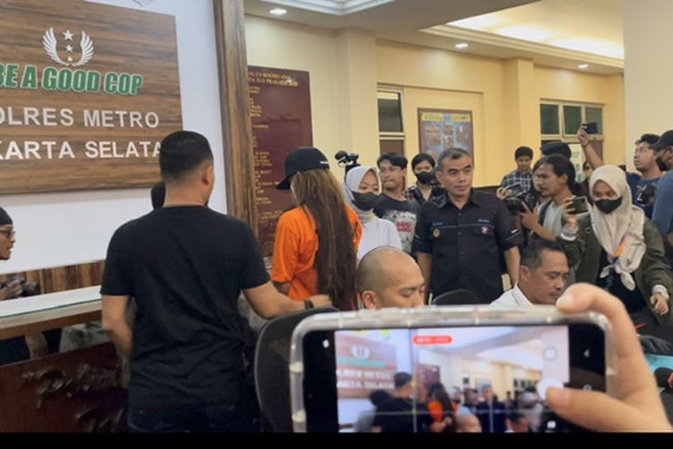 Karenina ditangkap di Polres Metro Jakarta Selatan, Rabu (2/8/2023) 