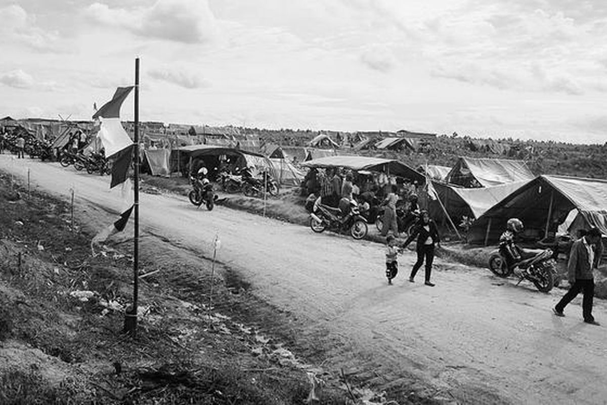 Warga yang kembali menduduki Register 45 di daerah Tugu Roda, Kabupaten Mesuji, Lampung, mendirikan ratusan tenda di lokasi izin hak pengusahaan hutan tanaman industri PT Silva Inhutani, Lampung, itu, Minggu (25/12). Sebelumnya, pada September 2011, di lokasi itu penggusuran sudah dilakukan.