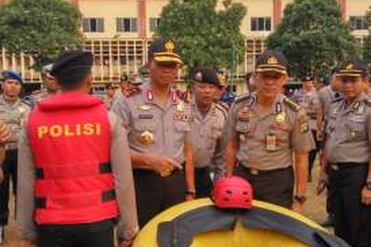 Kapolda Metro Jaya, Irjen Pol Moechgiyarto saat meninjau kesiapan peralatan antisipasi banjir di lapangan Sabhara Polda Metro Jaya, Senin (22/8/2016).