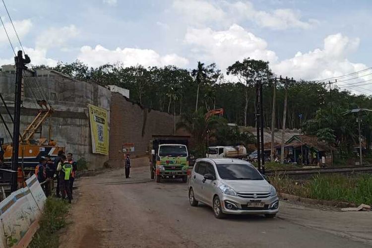 Kondisi lalulintas Palembang-Muara Enim sudah kembali normal setelah sebelumya mengalami kemacetan usai baok girder flyover bantaian roboh dan menimpa kereta api babaranjang, Kamis (7/3/2024).