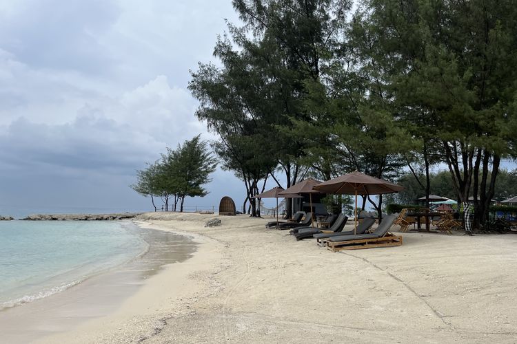 Pemandangan pantai di Asha Resort, Pulau Payung, Kepulauan Seribu, Senin (27/11/2023).