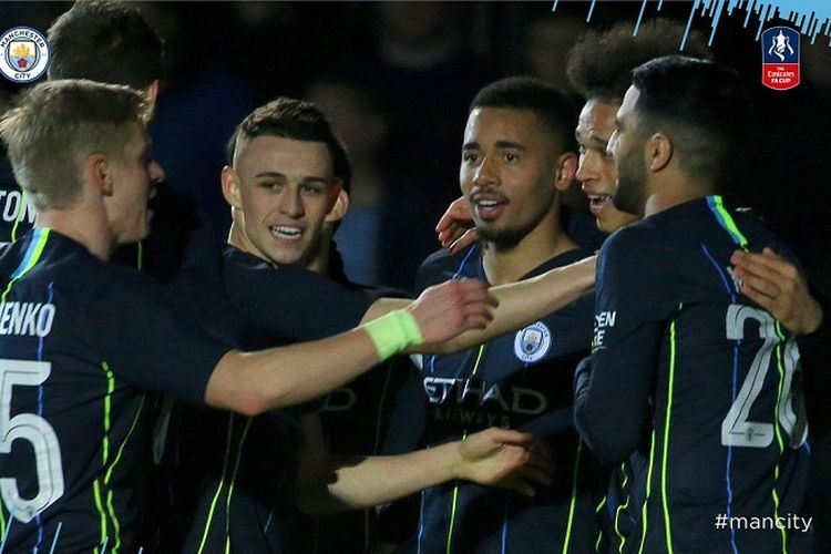 Pemain Manchester City merayakan gol pertama yang dicetak oleh Leroy Sane pada laga putaran kelima Piala FA melawan Newport County di Stadion Rodney Parade, Sabtu (16/2/2019) atau Minggu dini hari WIB.