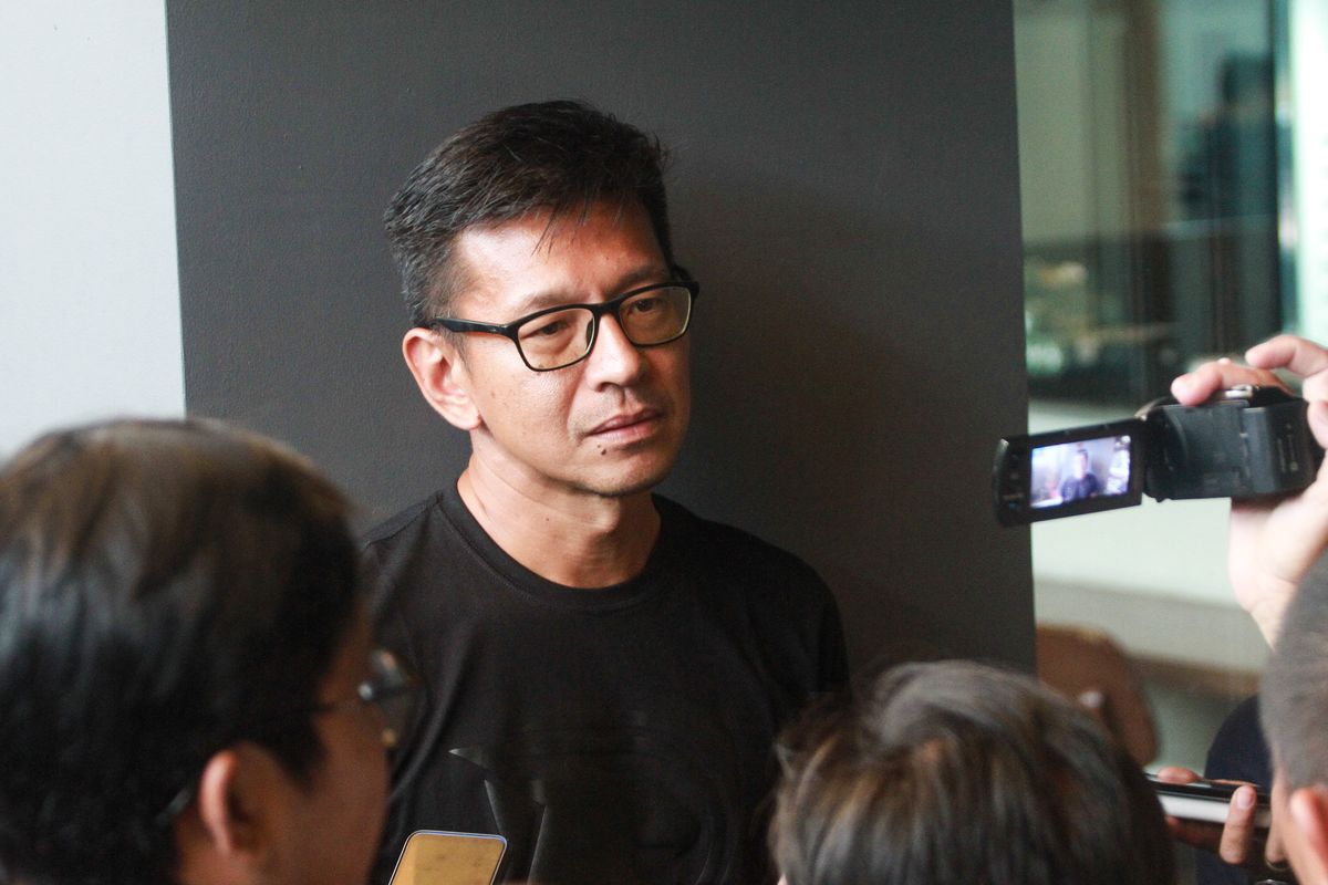 Direktur Persib Teddy Tjajono saat diwawancarai awak media di Bandung.