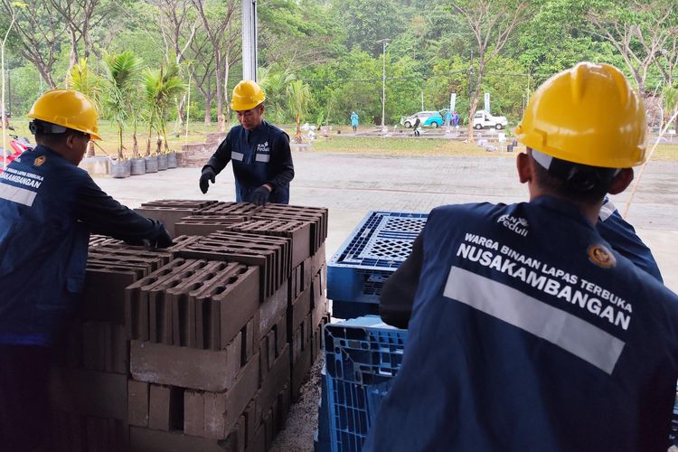 Warga Binaan Lapas Nusakambangan menjemur tumpukan batako yang baru saja selesai dicetak di Workshop FABA PLN. Melalui program pemberdayaan komunitas, FABA dimanfaatkan menjadi sumber daya yang potensial dalam pembangunan infrastruktur dan mendukung konsep sirkular ekonomi kerakyatan.
