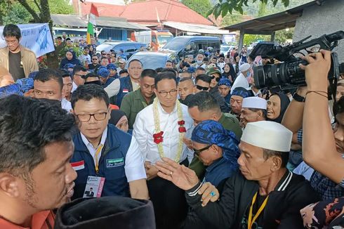 Awali Kampanye di Serang, Anies Diberi Golok Ciomas