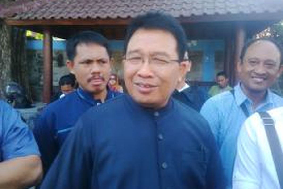 Wakil Ketua Umum PAN, Suyoto, mendatangi kantor KPU Surabaya.