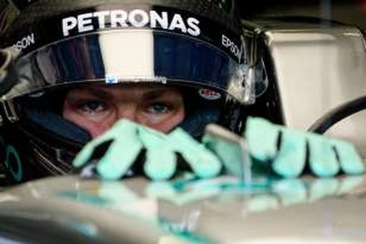 Pebalap Mercedes asal Jerman, Nico Rosberg, duduk di mobilnya pada sesi latihan kedua GP Austria di Red Bull Ring, Spielberg, Jumat (1/7/2016).
