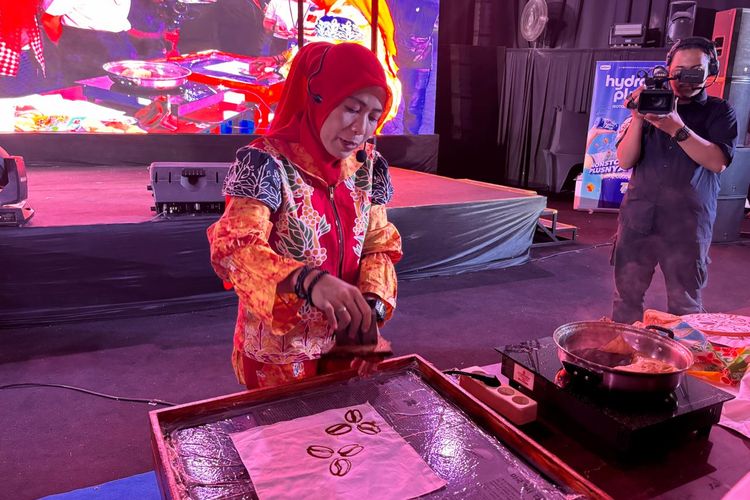 Mayar Rizki, Ketua Batik Kujur Quineemay, sekaligus menjadi pengrajin aktif Batik Kujur Tanjung Enim dalam kegiatan Workshop Membatik di acara Langkah Membumi Festival 2024