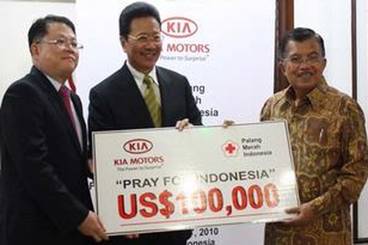 Jusuf Kalla (kanan) menerima sumbangan uang dari  Seonpi Choi (kiri)