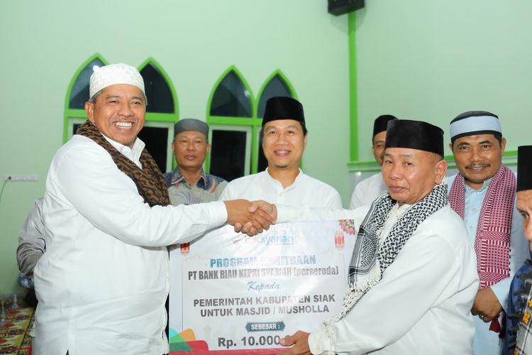 Bupati Siak Alfedri menyerahkan bantuan kepada pihak Masjid Ar Rahmat pada kegiatan Safari Ramadhan, di Kampung Langkai, Kecamatan Siak, Senin (25/3/2024).