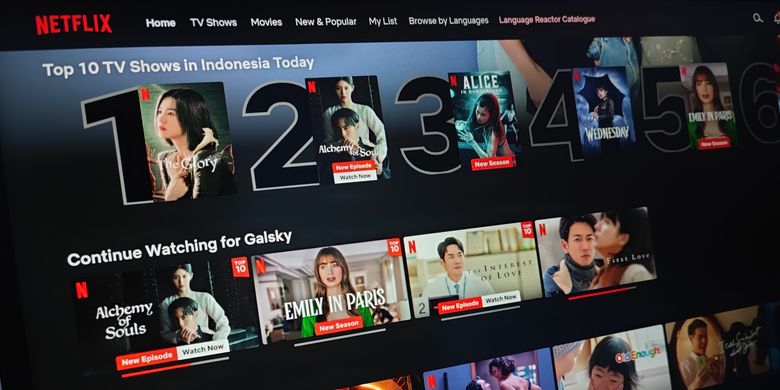 ilustrasi cara daftar akun Netflix di smart TV dan dekoder.