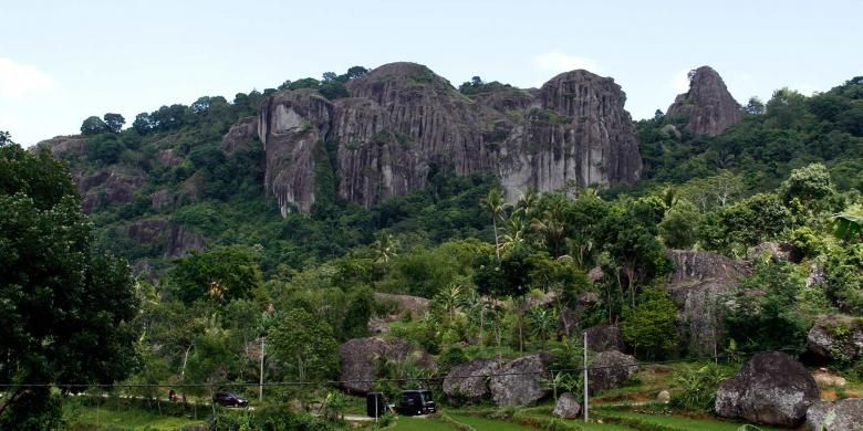 Batu-batu raksasa yang membentuk dinding khas di kawasan wisata Gunung Api Purba Nglanggeran, Gunungkidul, DI Yogyakarta.