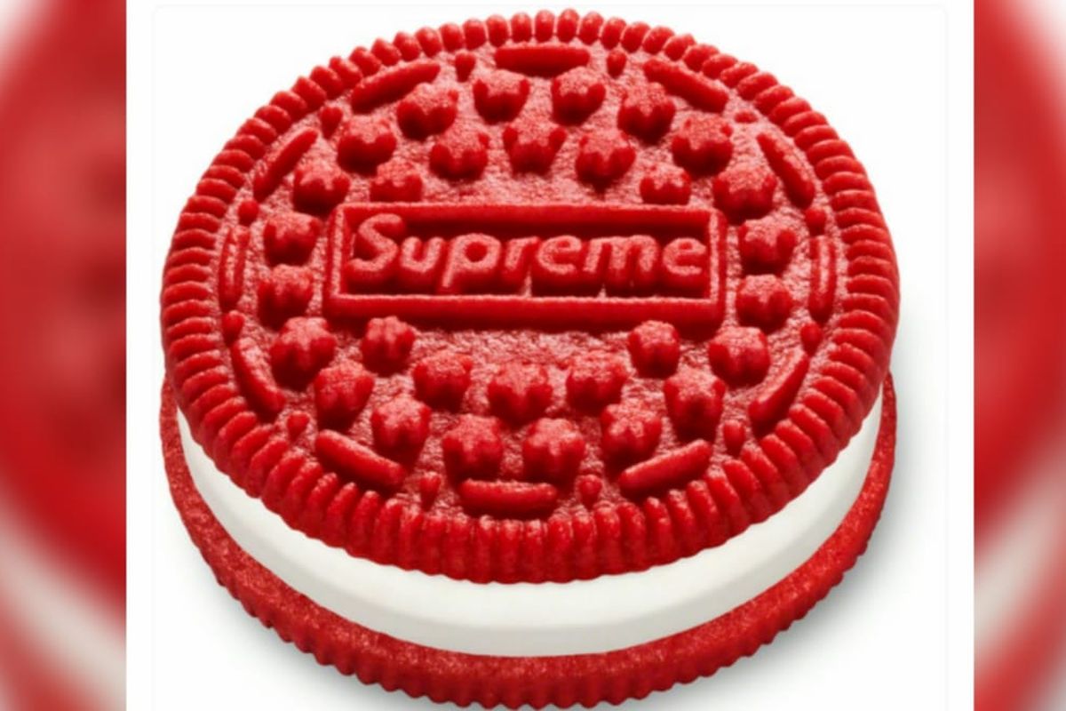 Biskuit Oreo berwarna merah dengan logo Supreme.