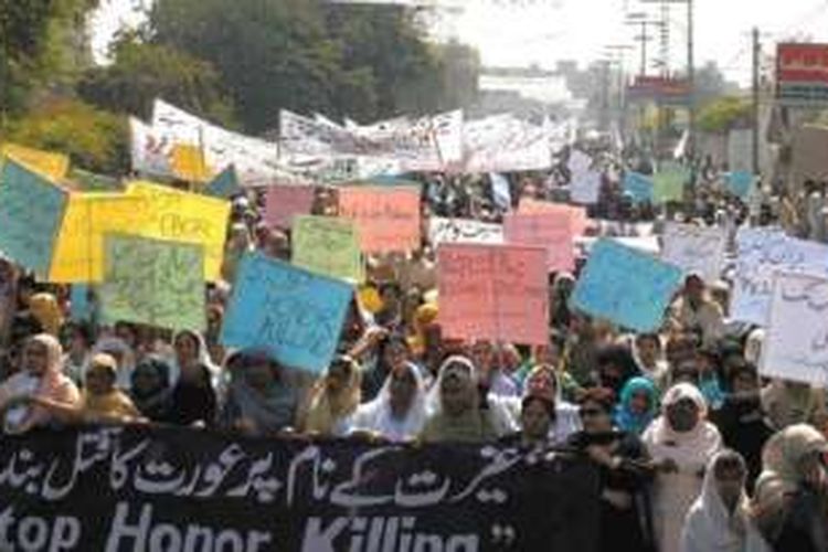 Perempuan Pakistani berunjukrasa menentang kekerasan rumah tangga dan pelecehan seksual atas mereka. (Foto: Dokumentasi). 