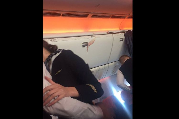 Bercak darah di overhead bin kabin pesawat Aeroflot