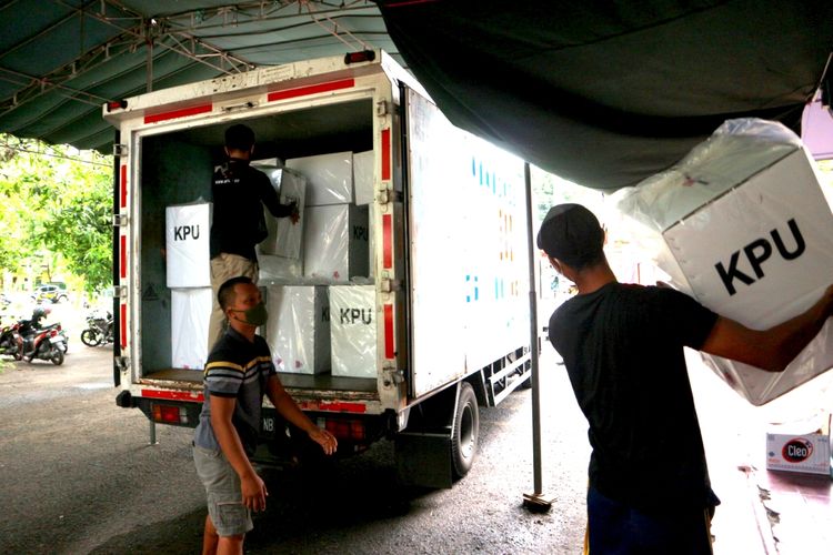 Petugas logistik saat memindahkan kotak suara untuk Pilkada Kabupaten Mojokerto dari gudang Komisi Pemilihan Umum (KPU) ke truk pengangkut, Senin (7/12/2020).