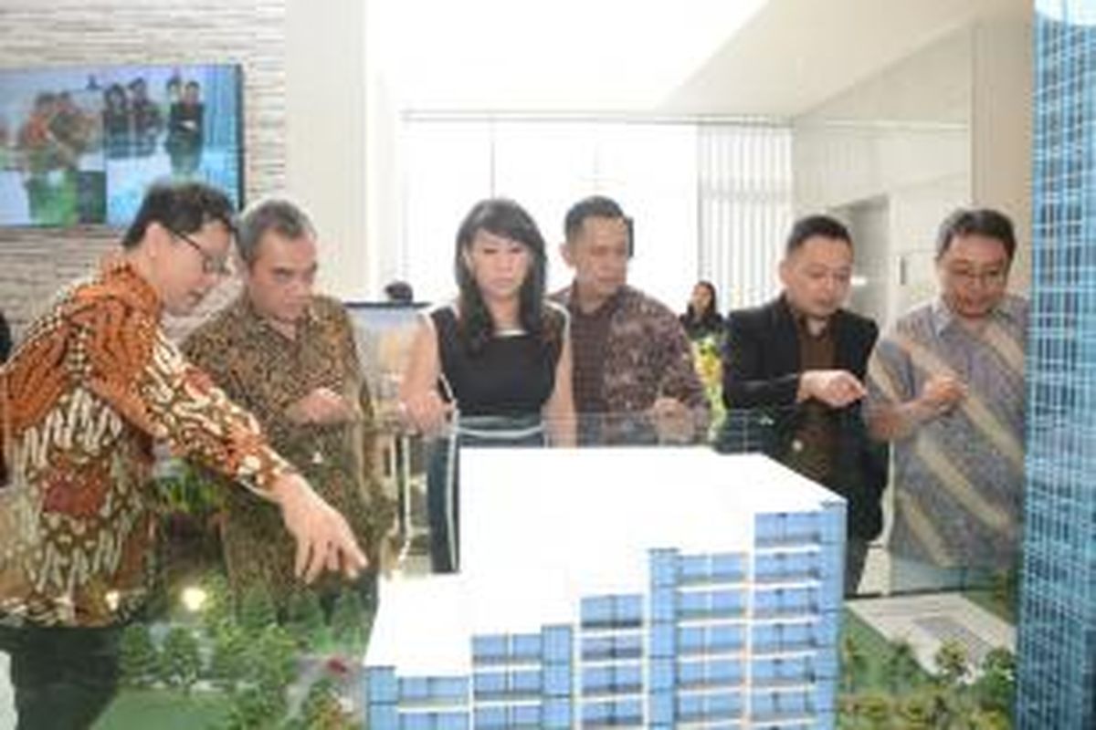 PT Cowell Development Tbk melansir Tower La Terrasse, Lexington Residences di Bintaro, Tangerang Selatan. Tampak dalam gambar, Marketing Director PT Cowell Development Tbk, Ferry Supandji, COO PT Cowell Development Tbk, Heru Darjudi, Sales Director Lexington Residence, Dewi Leman, GM Sales Lexington Residence, Henry Lango, Sr Manager Sales Lexington Residence, Billy, dan Operational Director Lexington Residence, Agustinus Hartanto berpose bersama setelah peluncuran poduk baru pada Ahad (24/5/2015).
