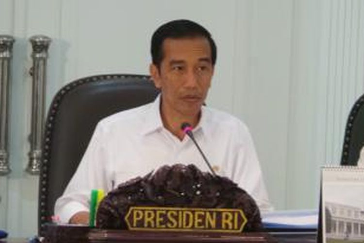 Presiden Joko Widodo saat memimpin Rapat Kabinet di Istana Presiden, Senin (17/11/2014).