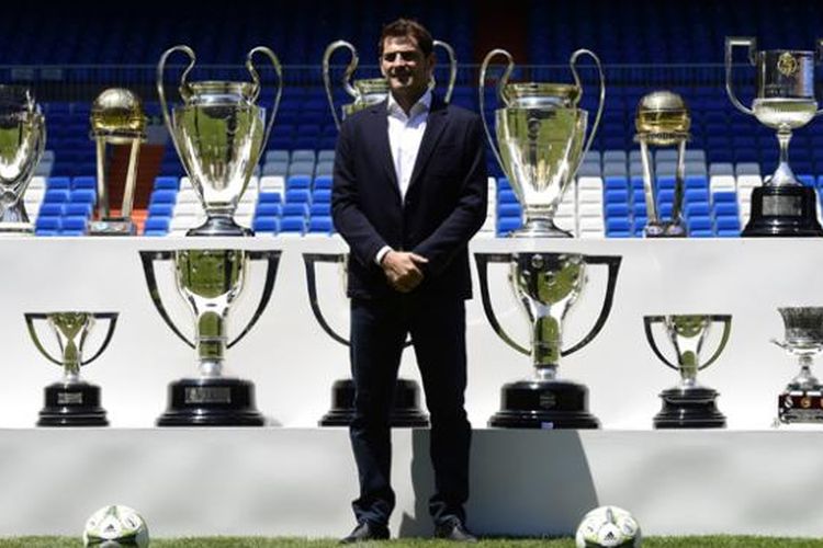 Mantan penjaga gawang Real Madrid Iker Casillas berpose dengan trofi-trofi yang dia menangkan bersama Madrid, setelah jumpa pers Santiago Bernabeu, Senin (13/7/2015). Casillas memutuskan bergabung dengan FC Porto setelah 25 tahun berseragam Madrid.