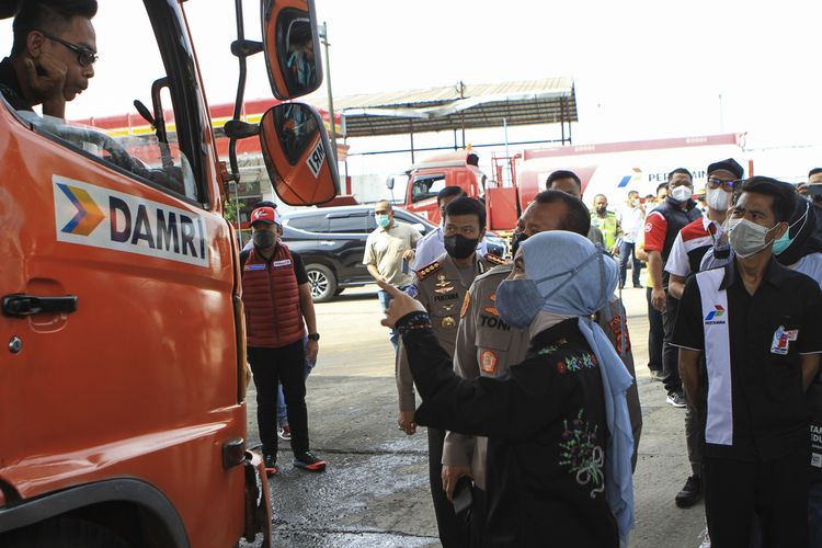 Dirut Pertamina Nicke Widyawati saat memantau SPBU di Palembang, Sumatera Selatan untuk melihat langsung persediaan stok BBM.