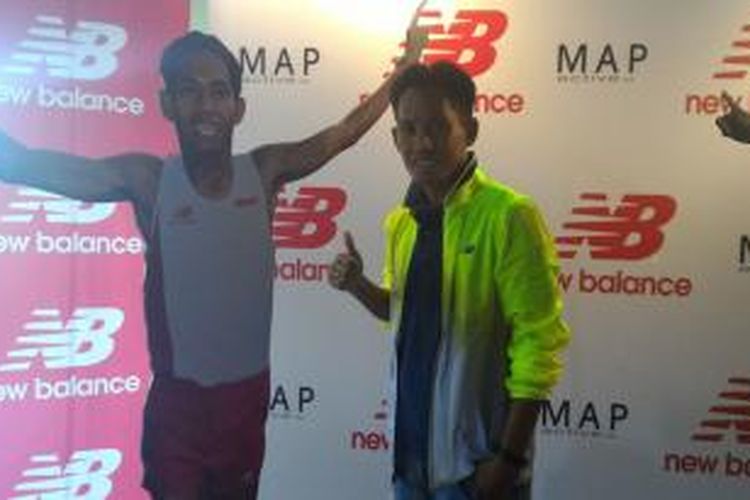 Pelari nasional Indonesia, Yahuza, berpose di depan booth New Balance yang terdapat di race expo BII Maybank Bali Marathon di Hotel Westin, Nusa Dua, Bali, Sabtu (29/8/2015).