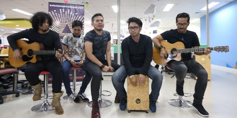Grup band Samsons bermain akustik untuk mengenalkan single terbaru mereka yang berjudul I Love You di Gedung Kompas Gramedia, Palmerah Barat, Jakarta, Senin (16/1/2017).